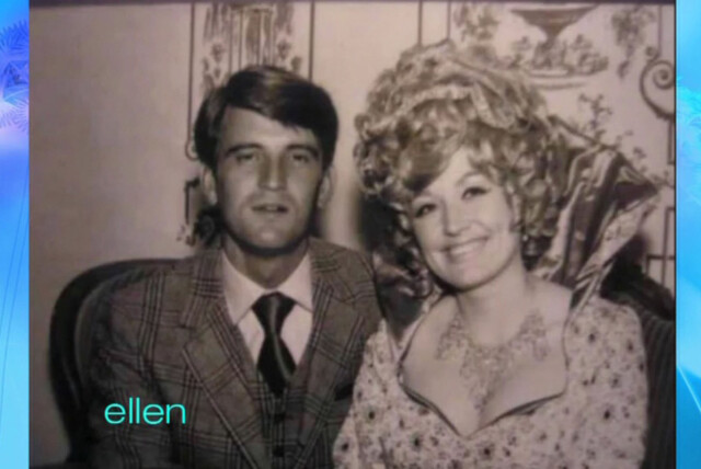 GAMMELT MINNE: For tre år siden delte Dolly Parton gamle bilder med publikum da hun var gjest hos Ellen DeGeneres. Her er hun sammen med ektemannen Carl Dean som hun har vært gift meg i 48 år, Foto: All Over Press GAMMELT MINNE: For tre år siden delte Dolly Parton gamle bilder med publikum da hun var gjest hos Ellen DeGeneres. Her er hun sammen med ektemannen Carl Dean som hun har vært gift meg i 48 år, Foto: All Over Press